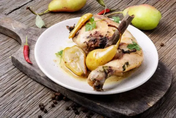 طرز تهیه خورشت گلابی با مرغ؛ خورش مجلسی و خوش‌عطر با طعم ملس