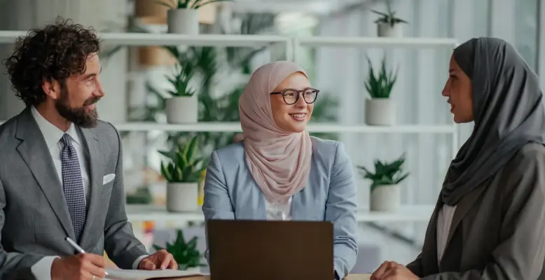استایل اداری زنانه شیک؛ راهنمای انتخاب لباس و ست کردن برای محل کار