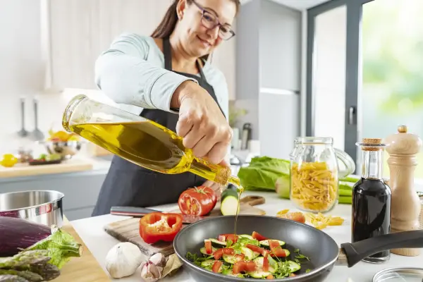 بهترین روغن برای پخت و پز و سرخ کردن | روغن زیتون یا کانولا و آووکادو