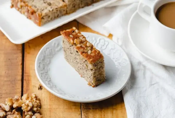 طرز تهیه کیک موز و نسکافه با گردو؛ کیک نرم و خوش‌عطر خانگی