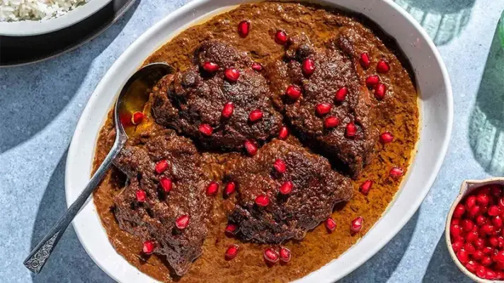 طرز تهیه فسنجان با کدو حلوایی؛ دستور فسنجون با مرغ و رب انار