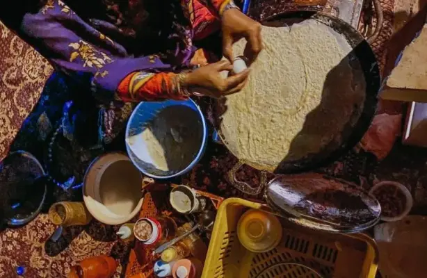 طرز تهیه نان توموشی بندری با تخم‌مرغ و مهیاوه؛ نان سنتی جنوب ایران
