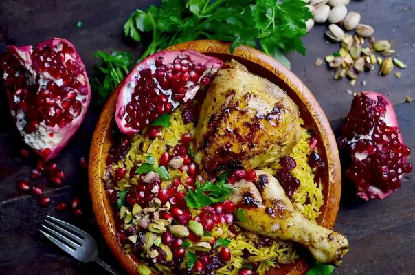طرز تهیه انار پلو با مرغ مجلسی و زعفرانی با ته‌دیگ سیب‌زمینی
