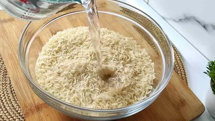 خیساندن برنج چه فوایدی دارد؟ مدت مناسب خیساندن و تأثیر آن بر سموم