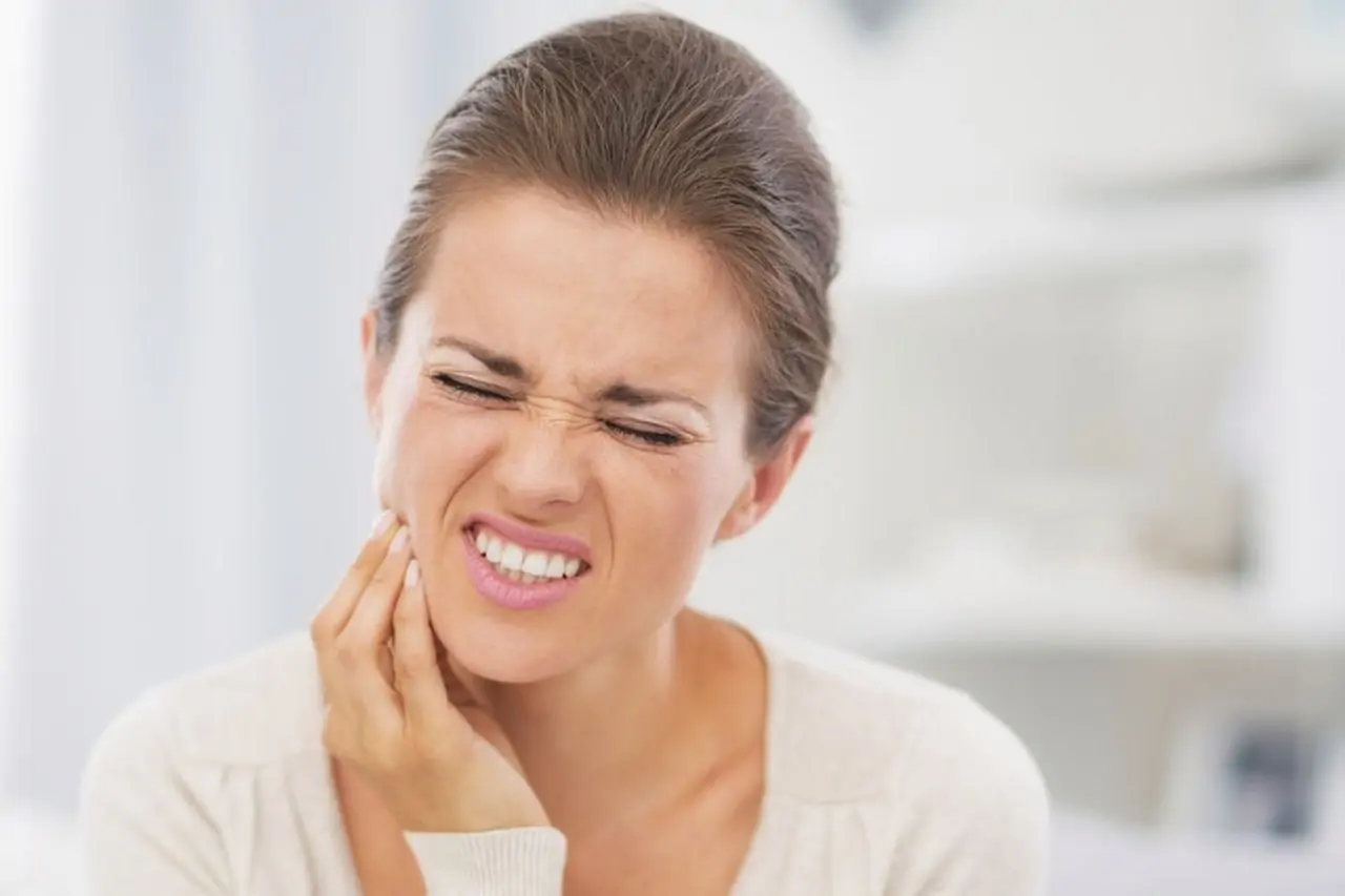 آشنایی با آبسه لثه و دندان، علت‌های آبسه و تخلیه و درمان آن