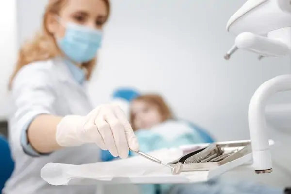 ایمپلنت دندان چیست؟ مراحل کاشت ایمپلنت و مراقبت‌های پس از جراحی