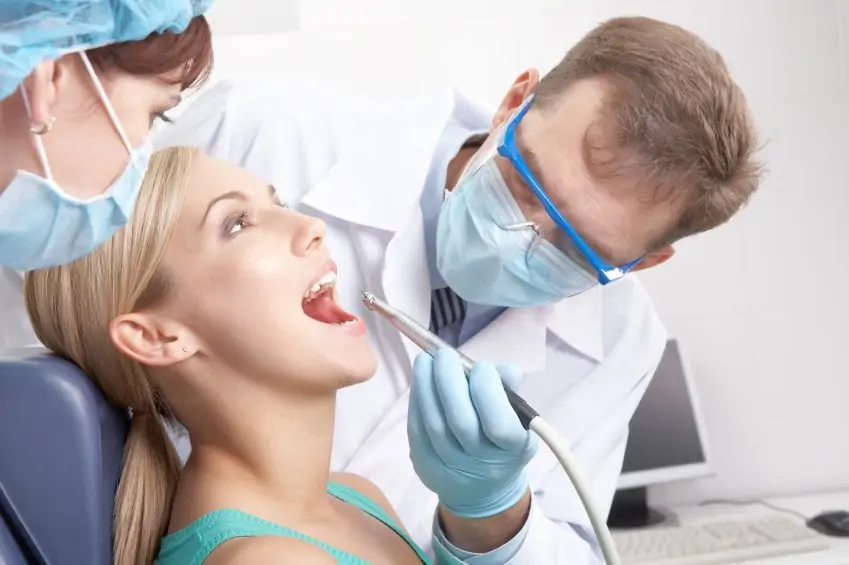 بلیچینگ دندان، روش‌ها و عوارض آن و روش‌های سفید کردن دندان در خانه