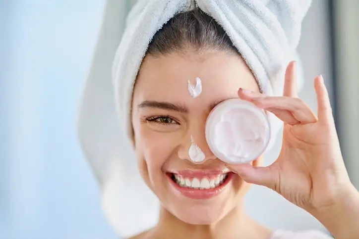 چگونه پوست شاداب و جوان داشته باشیم؟ بهترین عادتها و روشهای مراقبت از پوست
