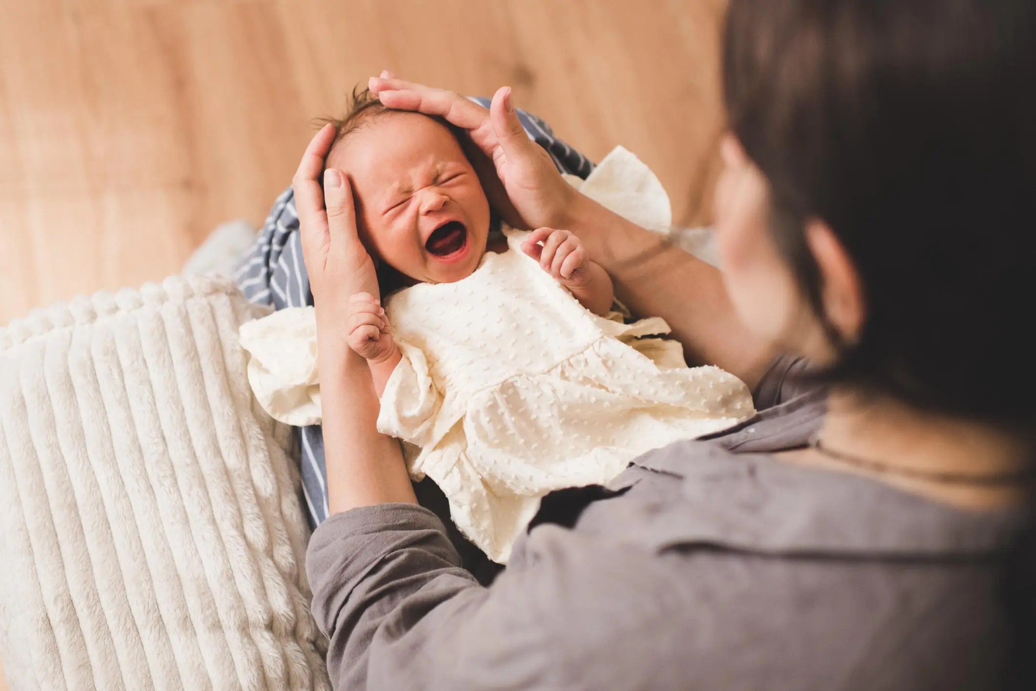گریههای غیرعادی نوزاد؛ علائم مشکلات گوارشی و زمان مراجعه به پزشک