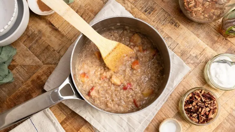 طرز تهیه اوتمیل برای لاغری؛ ۶ دستور ساده و خوشمزه با جو دوسر، موز و دانه چیا
