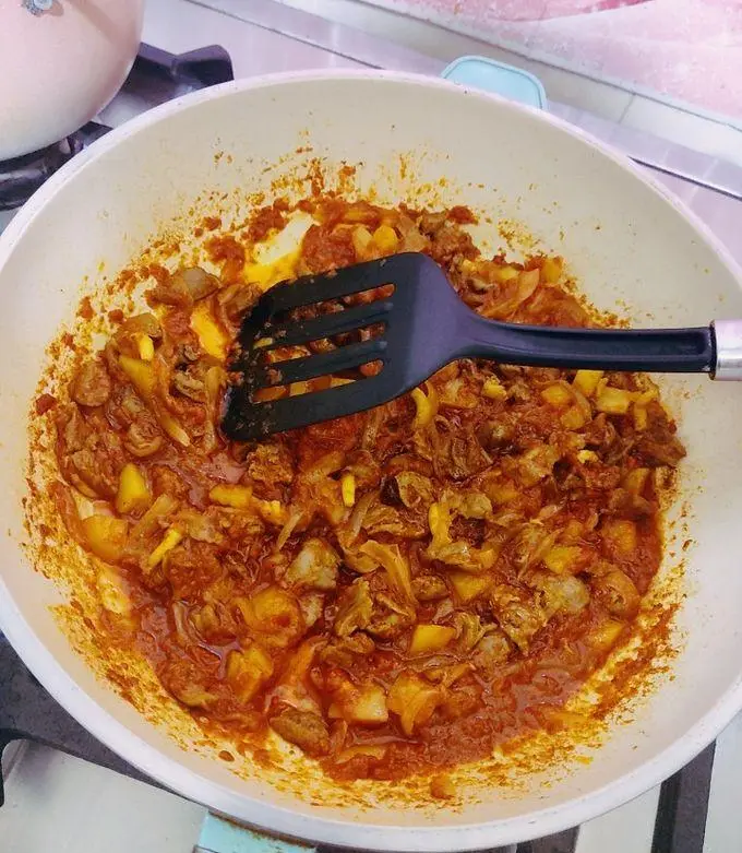 طرز تهیه جغور بغور با دل مرغ؛ دستور کامل با سیب زمینی و سس گوجه