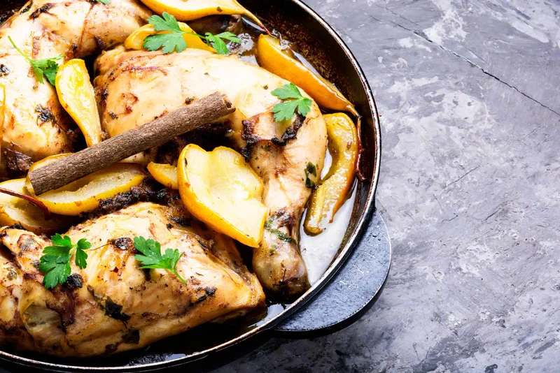 طرز تهیه خورشت گلابی با مرغ؛ خورش مجلسی و خوش‌عطر با طعم ملس