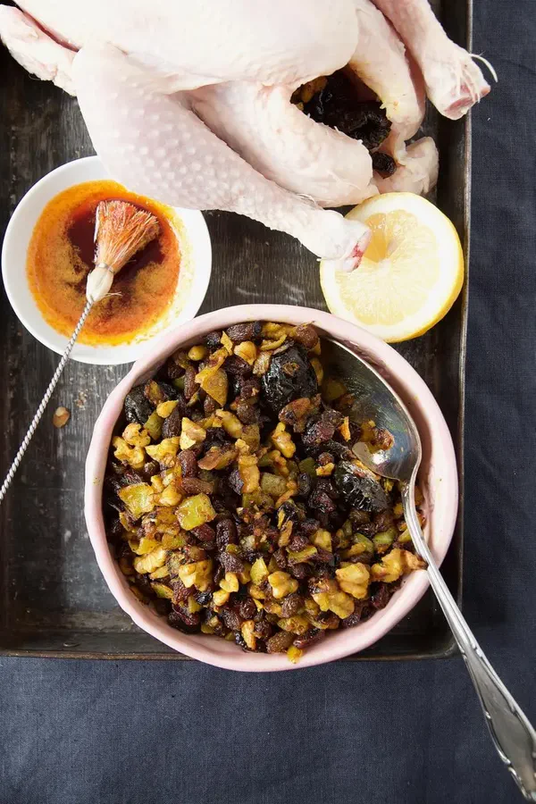 طرز تهیه مرغ شکم پر مجلسی با رب انار و گردو؛ خوشمزه و مناسب مهمانی