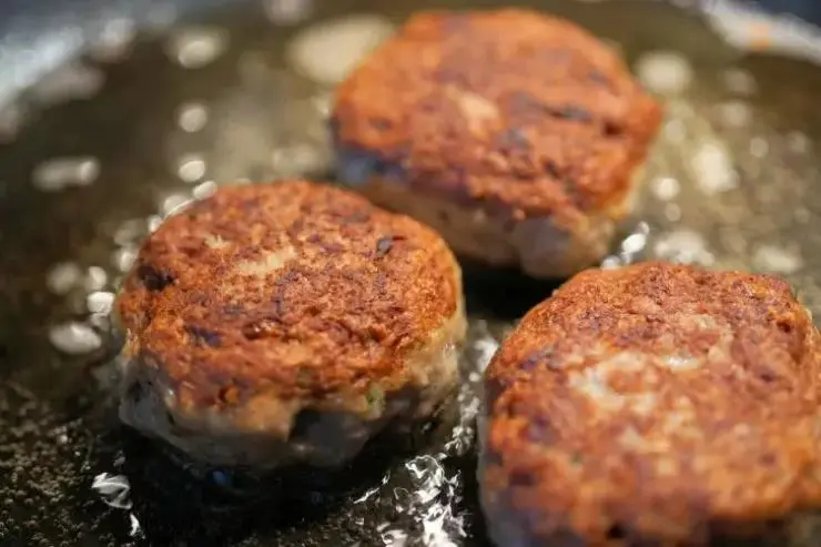 طرز تهیه کتلت با گوشت کوبیده آبگوشت؛ دستور سریع و خوشمزه برای استفاده از گوشت باقی‌مانده