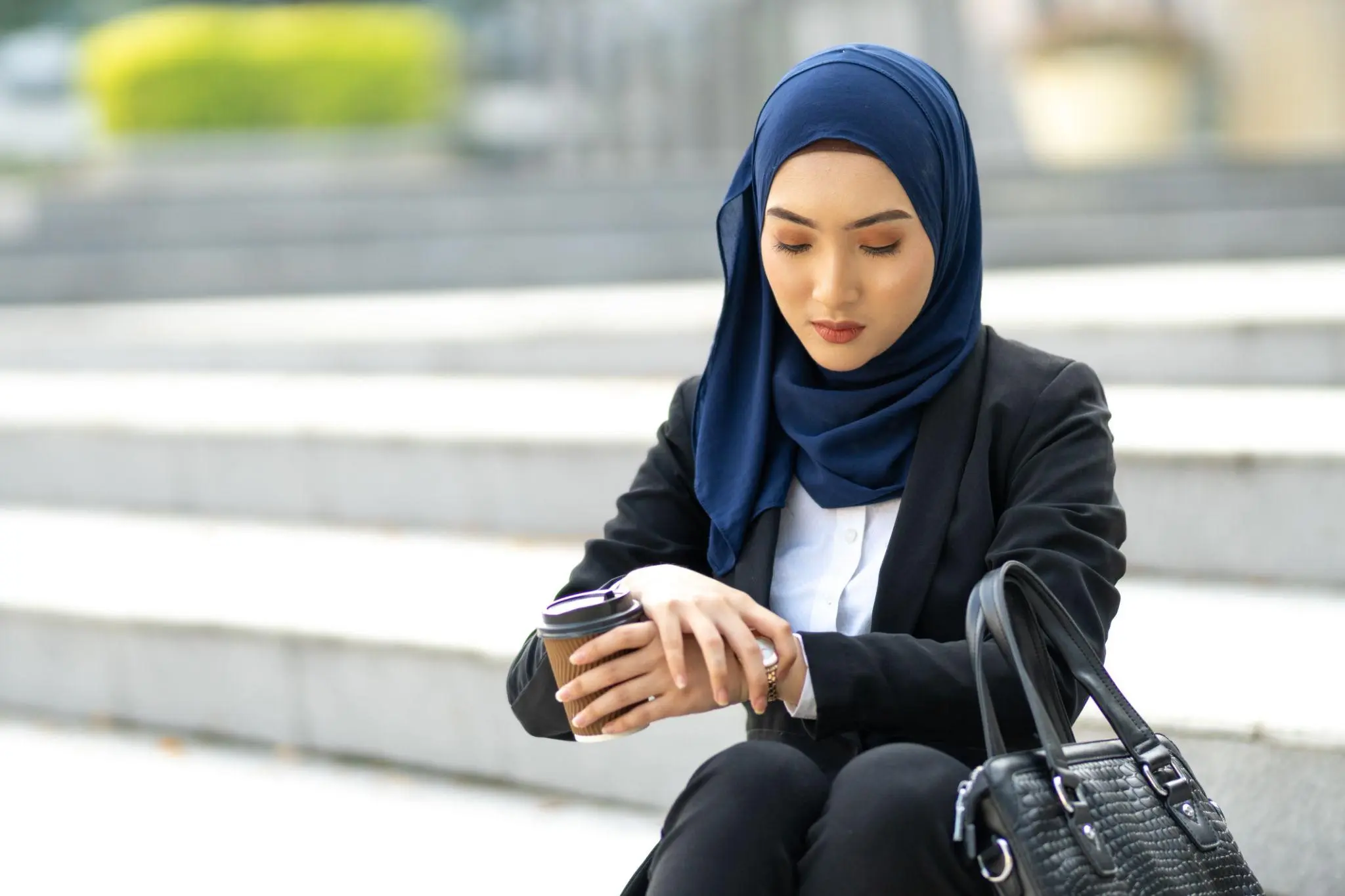 استایل اداری زنانه شیک؛ راهنمای انتخاب لباس و ست کردن برای محل کار