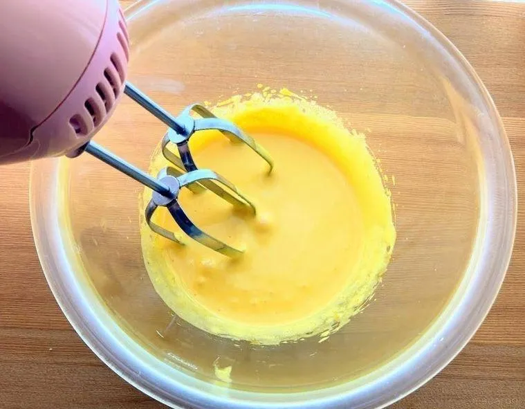 طرز تهیه کیک سه شیر خانگی؛ پسته‌ای، شکلاتی و کاراملی