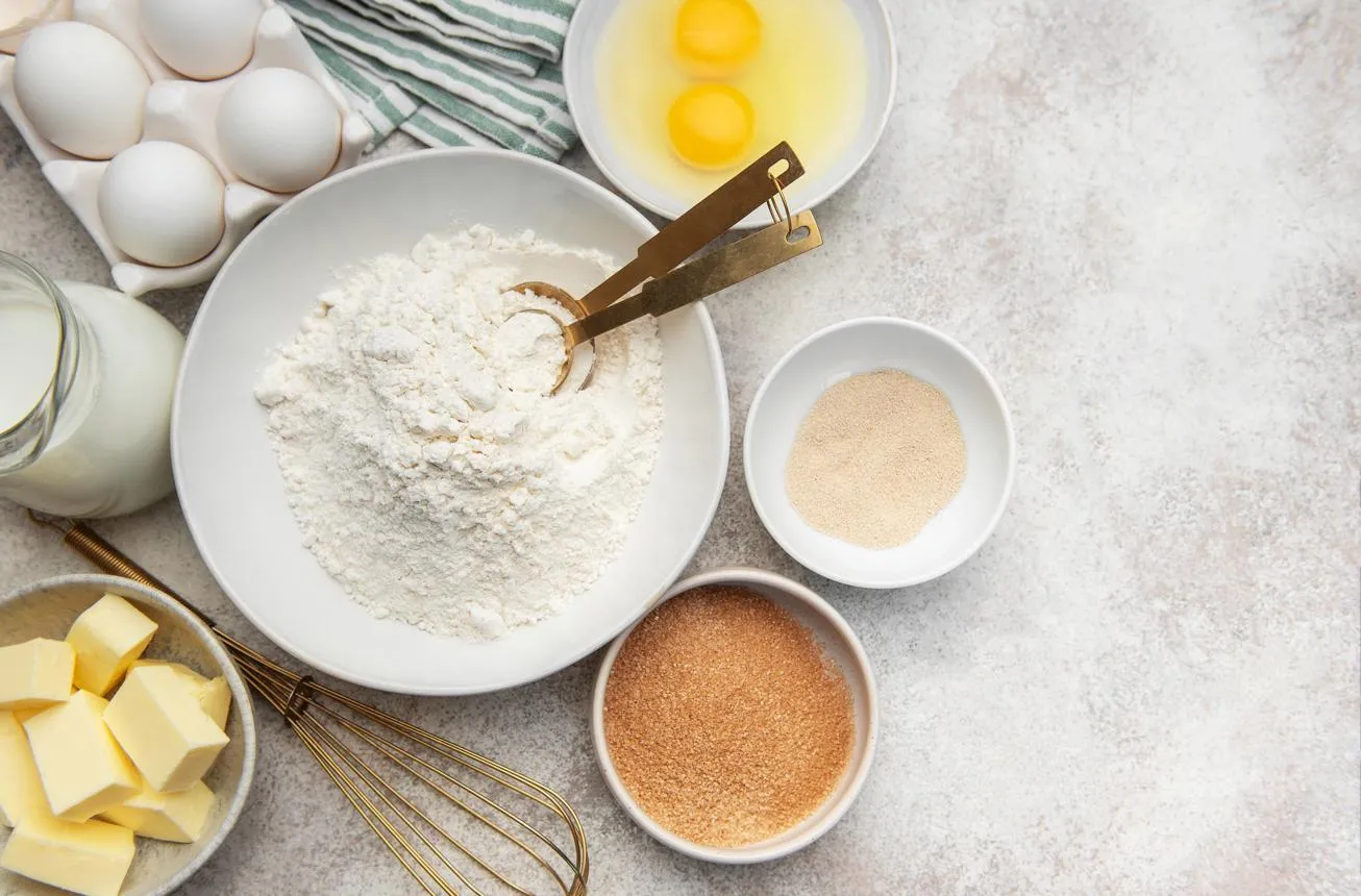 طرز تهیه کیک سیب و دارچین خانگی؛ دستور پخت و تزیین مجلسی