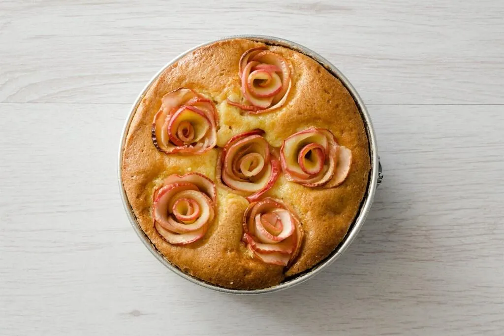 طرز تهیه کیک سیب و دارچین خانگی؛ دستور پخت و تزیین مجلسی