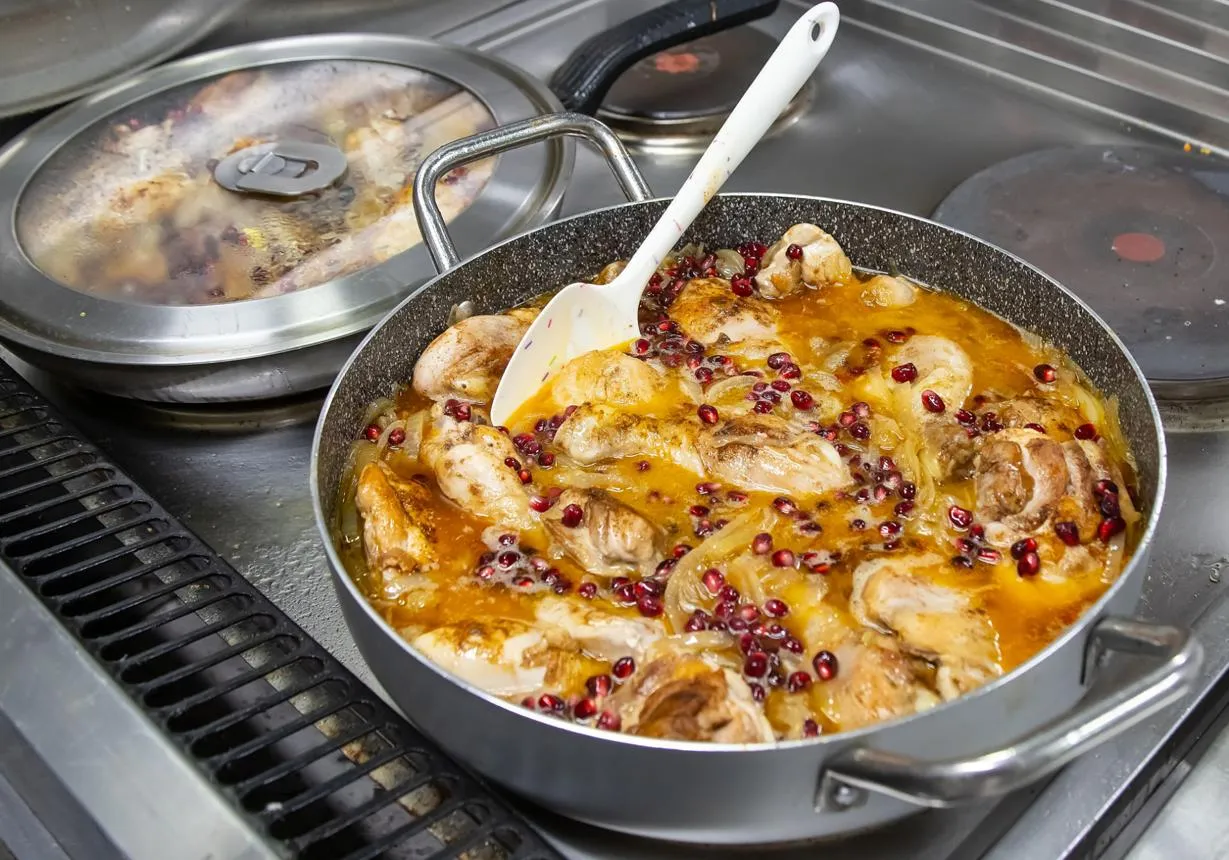 طرز تهیه خورش سیر انار با مرغ؛ خورش انار شمالی خوشمزه