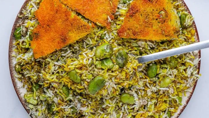 طرز تهیه باقالی پلو با مرغ ریش‌ریش مجلسی؛ خوش‌عطر و دانه‌دانه