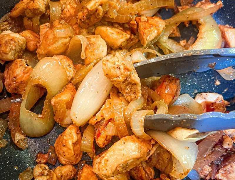 طرز تهیه انار پلو با مرغ مجلسی و زعفرانی با ته‌دیگ سیب‌زمینی