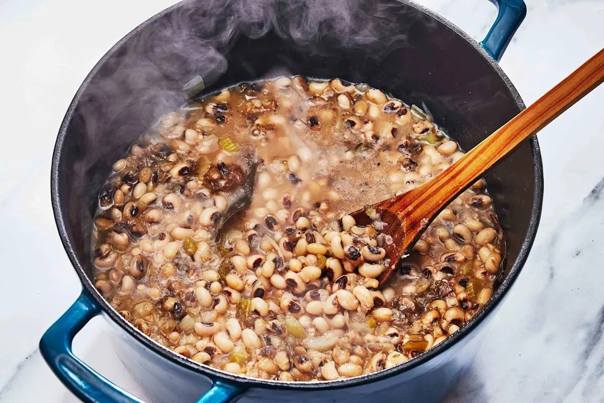 طرز تهیه آش برگ چغندر با رشته؛ دستور پخت آش سنتی و جاافتاده