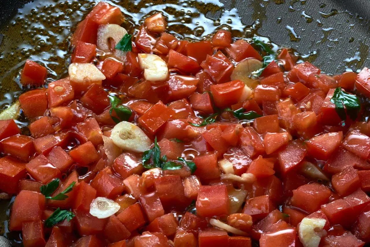 طرز تهیه خورش پامادور گیلانی؛ غذای محلی شمال با گوجه و تخم‌مرغ
