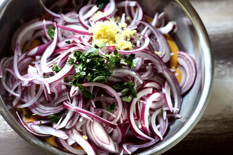 طرز تهیه پکوره هندی ترد با پیاز و آرد نخودچی