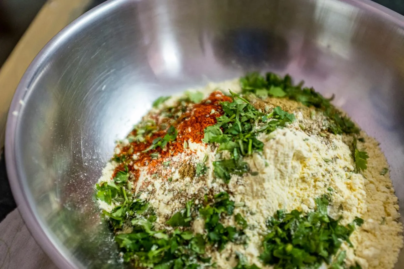 طرز تهیه پکوره هندی ترد با پیاز و آرد نخودچی
