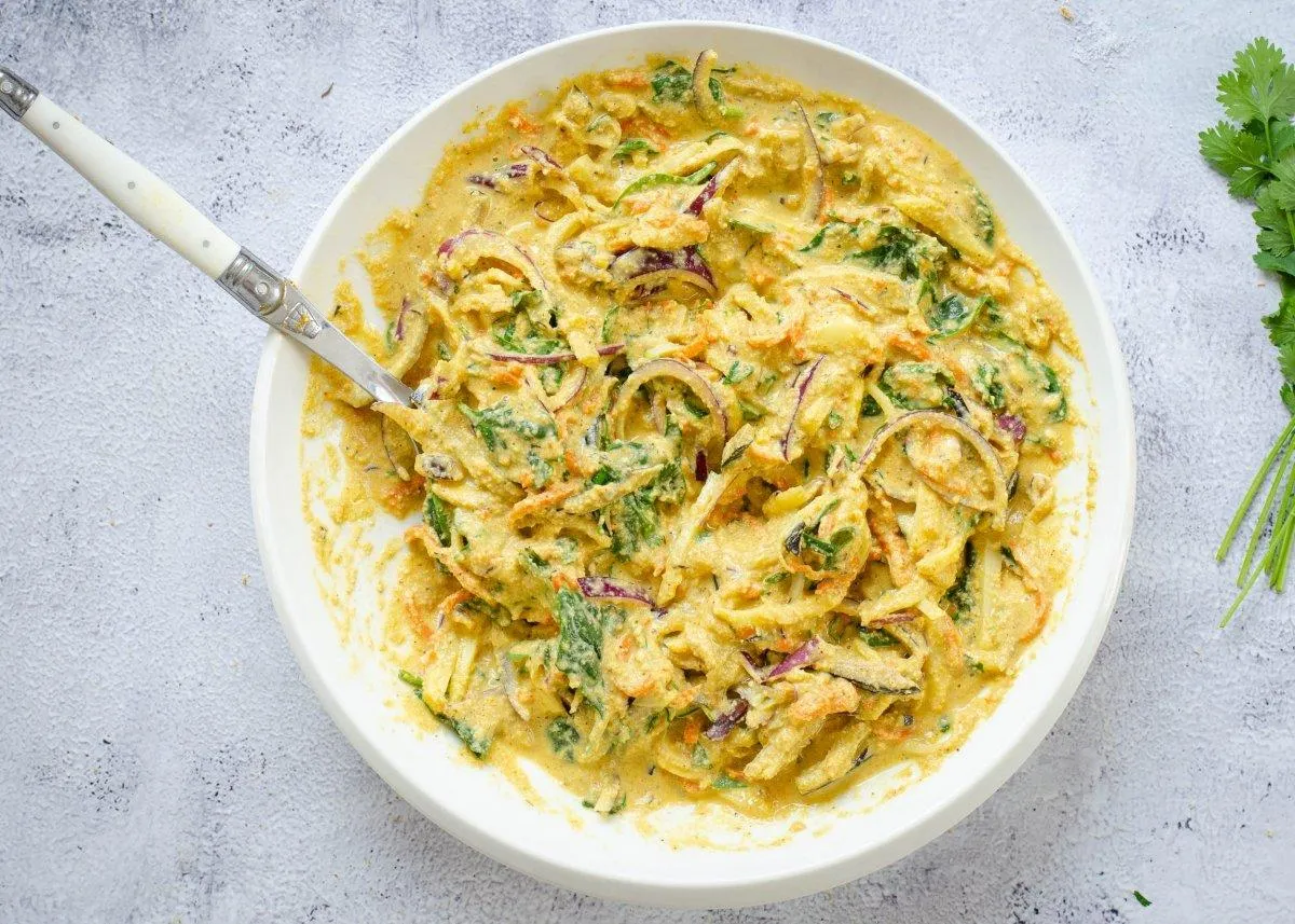 طرز تهیه پکوره هندی ترد با پیاز و آرد نخودچی
