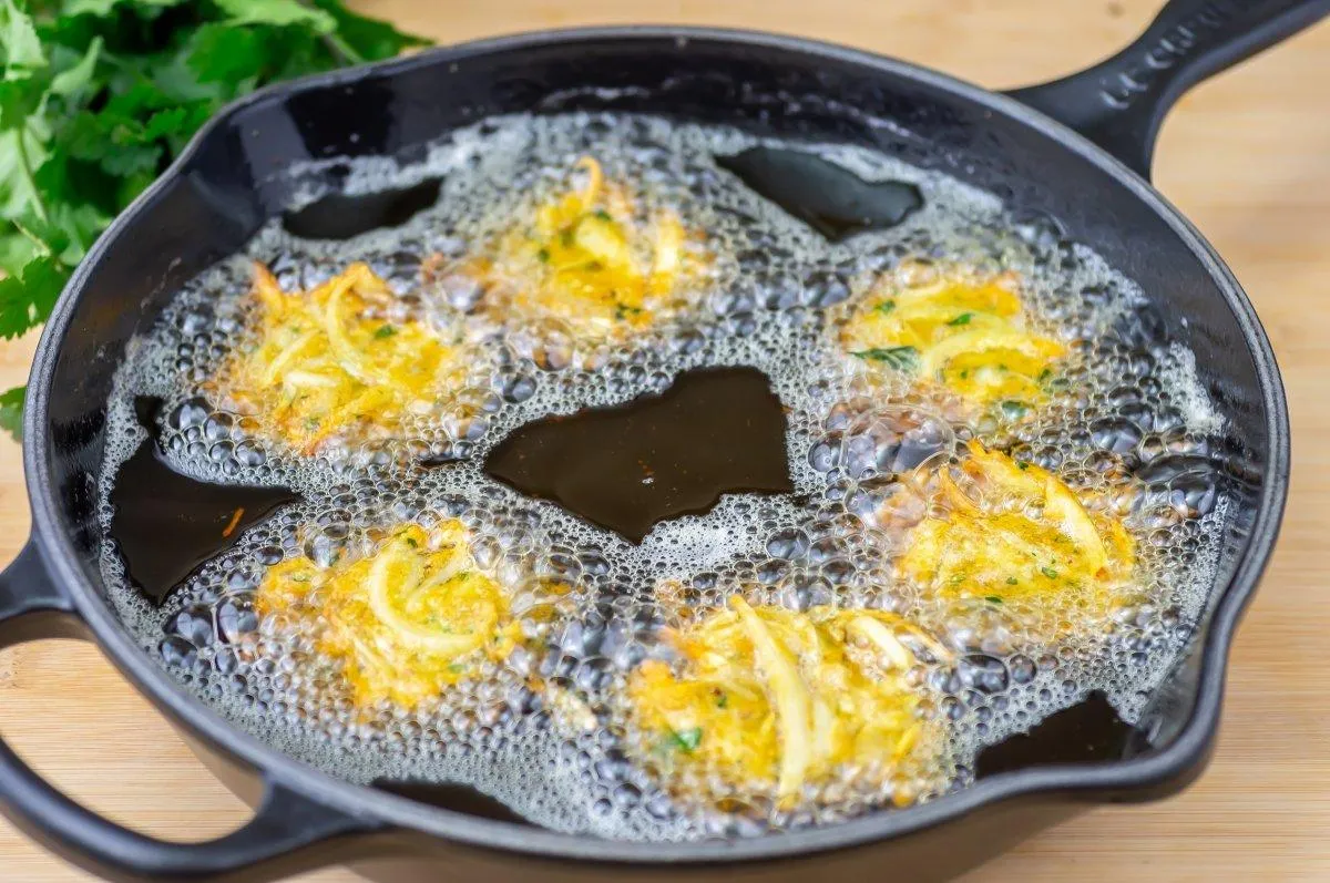 طرز تهیه پکوره هندی ترد با پیاز و آرد نخودچی
