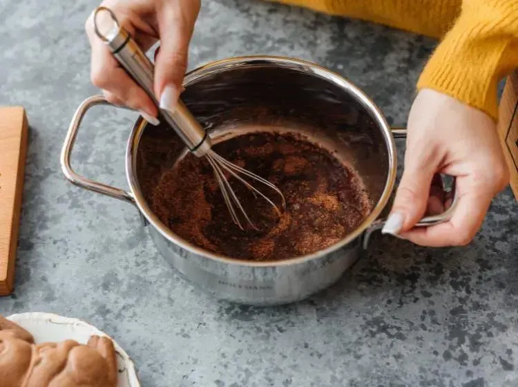 طرز تهیه سس شکلاتی براق برای کیک با پودر کاکائو