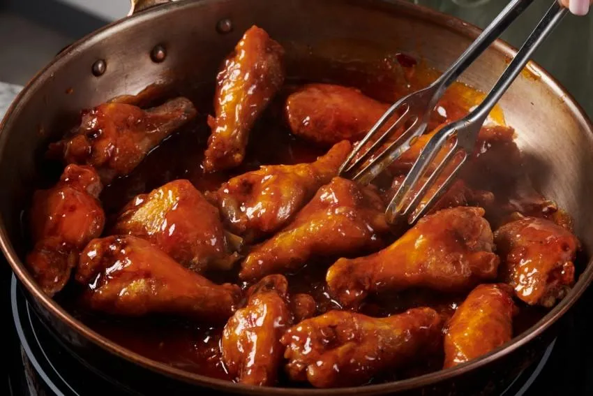 طرز تهیه بال مرغ آبدار با سس مخصوص سیر و زنجبیل