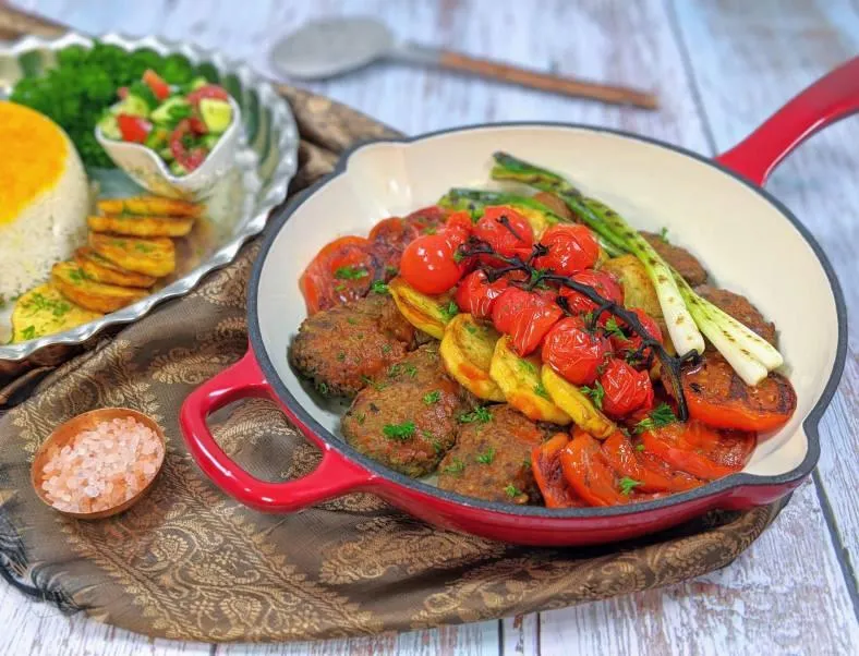 طرز تهیه کباب تابهای با سس گوجه به سبک رستورانی؛ کبابی آبدار و خوشمزه
